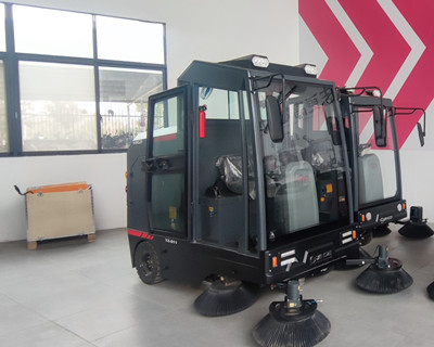 駕駛式掃地機 駕駛式掃地機